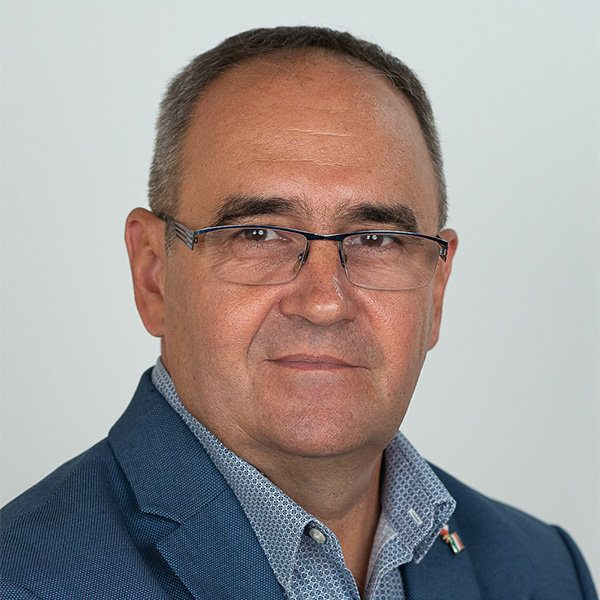 Pár nézi az új lakást